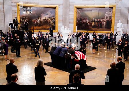 Washington, DC, USA. 09th Dez 2021. Die Schatulle des ehemaligen republikanischen Senators aus Kansas, Robert J. Dole, kommt während einer Zeremonie vor der Staatslüge in der Rotunde des US-Kapitols in Washington, DC, USA, am 09. Dezember 2021 an. Bob Dole wird heute im Capitol liegen und morgen in der National Cathedral mit einem Gedenkgottesdienst geehrt. Dole, ein Veteran des Zweiten Weltkriegs, starb am 05. Dezember 2021 im Alter von 98 Jahren. Quelle: Shawn Thew/Pool via CNP/dpa/Alamy Live News Stockfoto