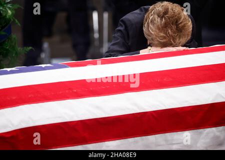 Washington, Vereinigte Staaten. 09th Dez 2021. Die ehemalige US-Senatorin Elizabeth Dole (Republikanerin von North Carolina), die Witwe des ehemaligen US-Senators Bob Dole (Republikanerin von Kansas), legt während einer Kongresszeremonie ihren Kopf auf Doles Schatulle, während Bob Dole in der US-Rotunde des Kapitols in Washington, USA, am 9. Dezember 2021, im Bundesstaat liegt. Quelle: Jonathan Ernst/Pool via CNP/dpa/Alamy Live News Stockfoto