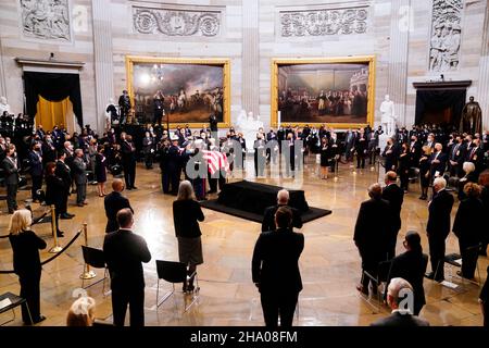 Washington, DC, USA. 09th Dez 2021. Die Schatulle des ehemaligen republikanischen Senators aus Kansas, Robert J. Dole, kommt während einer Zeremonie vor der Staatslüge in der Rotunde des US-Kapitols in Washington, DC, USA, am 09. Dezember 2021 an. Bob Dole wird heute im Capitol liegen und morgen in der National Cathedral mit einem Gedenkgottesdienst geehrt. Dole, ein Veteran des Zweiten Weltkriegs, starb am 05. Dezember 2021 im Alter von 98 Jahren. Quelle: Shawn Thew/Pool via CNP/dpa/Alamy Live News Stockfoto