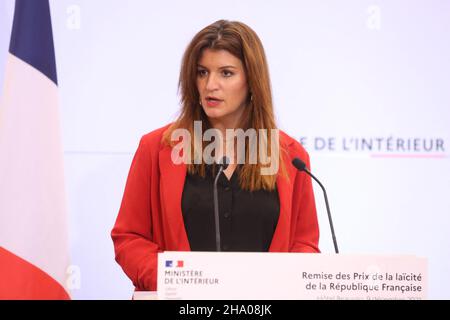 Die Delegierte der französischen Ministerin für Inneres, Marlene Schiappa, hält am 9. Dezember 2021 im französischen Innenministerium eine Rede während der Zeremonie des Prix de la Laicite 2021. Foto von Jerome Domine/ABACAPRESS.COM Stockfoto