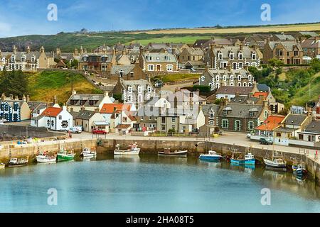 FINDOCHTY MORAY COAST SCHOTTLAND BEHERBERGT IM SOMMER KLEINE FISCHERBOOTE UND -HÄUSER Stockfoto