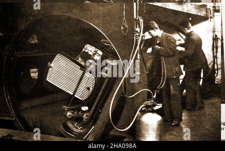 Sprühen und Veredeln eines Morris Motorwagens 1934. Stockfoto