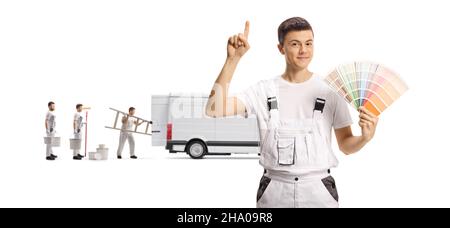 Dekorateure mit einem Lieferwagen und einem Maler mit einer Palette, die isoliert auf weißem Hintergrund nach oben zeigt Stockfoto