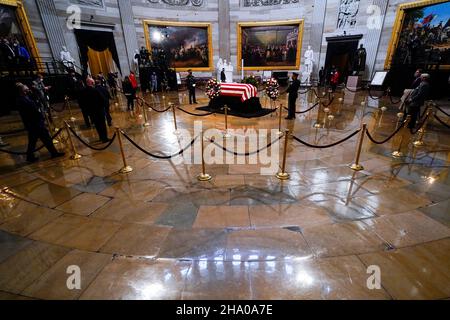 Washington, USA. 09th Dez 2021. Die Schatulle des ehemaligen republikanischen Senators aus Kansas, Robert J. Dole, liegt nach einer Zeremonie in der Rotunde des US-Kapitols in Washington, DC, USA, am 09. Dezember 2021 im Bundesstaat. Bob Dole wird heute im Capitol liegen und morgen in der National Cathedral mit einem Gedenkgottesdienst geehrt. Dole, ein Veteran des Zweiten Weltkriegs, starb am 05. Dezember 2021 im Alter von 98 Jahren. (Foto von Pool/Sipa USA) Quelle: SIPA USA/Alamy Live News Stockfoto