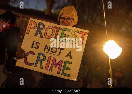 LONDON, GROSSBRITANNIEN 8TH. DEZEMBER 2021. Der Protestierende hält ein Schild mit der Aufschrift „Protest ist kein Verbrechen“ während des „Kill the Bill“-Protests in London Stockfoto