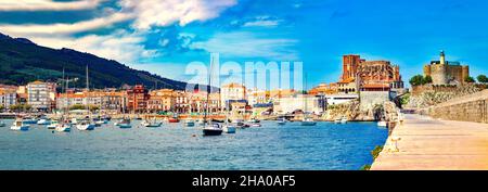 Fischerdorf und Bootssteg. Landschaftlich schöne Meereslandschaft.Tourismus in Spanien.Küstenstädte Spaniens.Castro Urdiales.Kantabrien. Stockfoto