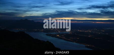 Blick auf den Sonnenuntergang vom Rigi. Farbenprächtiger Himmel über den Lichtern von Luzern. Stockfoto