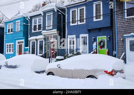 Halifax, Kanada nach dem ersten Schneesturm der Saison mit Schnee bedeckt. Typischer Halifax Common Area mit farbenfrohem Haus auf der Straße mit Autos, die im Schnee vergraben sind Stockfoto