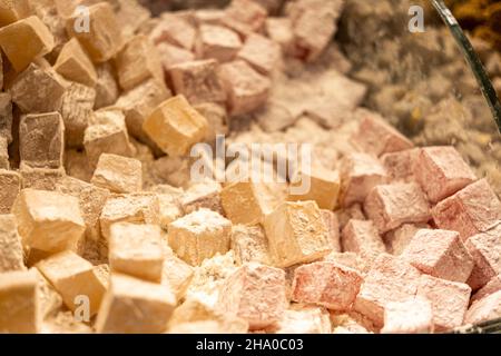 Türkische Köstlichkeiten und bunte Süßigkeiten im Gewürzbasar Stockfoto