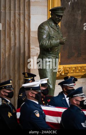 Die Schatulle des ehemaligen Senators Robert J. Dole (R-KS) wird an einer Statue des 34th. Präsidenten Dwight D. Eisenhower, der in Kansas aufwuchs und von Dole bewundert wurde, während einer Ehrenlaienzeremonie in der Rotunde des US-Kapitols in Washington, D.C. am Donnerstag, dem 9. Dezember 2021, vorbeigetragen. Foto von Sarahbeth Maney/Pool/ABACAPRESS.COM Stockfoto