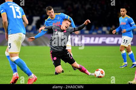 Napoli's Diego Demme (Mitte links) fouls Harvey Barnes von Leicester City während des UEFA Europa League, Gruppe C-Spiels im Stadio Diego Armando Maradona, Neapel. Bilddatum: Donnerstag, 9. Dezember 2021. Stockfoto