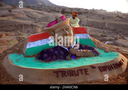 Pushkar, Indien, 9. Dezember 2021: Der Sandkünstler Ajay Rawat würdigt den Generalstabschef des Verteidigungsstabs, Bipin Rawat, in der Wüste Pushkar. Erste CDS von India Gen Bipin Rawat, seiner Frau Madhulika Rawat, Brigadier LS Lidder und anderen Verteidigern, die am 8. Dezember 2021 bei einem Hubschrauberabsturz der indischen Luftwaffe MI-17V5 in Tamil Nadu getötet wurden. Die sterblichen Überreste der Opfer wurden am Donnerstagabend in einem Flugzeug der indischen Luftwaffe C-130J auf den Palam Airbase in Delhi gebracht. Beamte sagten, dass bisher nur Leichen von Gen Rawat, Madhulika Rawat und Brig Lidder identifiziert werden konnten. Kredit: Sumit-Samarwat/Alamy Live Nachrichten Stockfoto