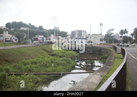 salvador, bahia, brasilien - dezembro 9, 2021: Blick auf den Kanalkanal in der Region Lucaia in der Stadt Salvador. Stockfoto