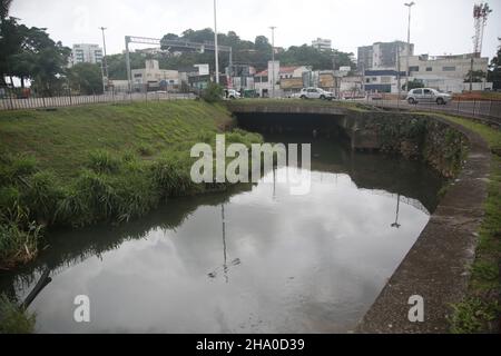 salvador, bahia, brasilien - dezembro 9, 2021: Blick auf den Kanalkanal in der Region Lucaia in der Stadt Salvador. Stockfoto