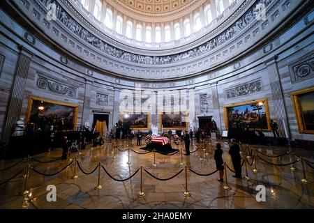 Washington, USA. 09th Dez 2021. Die Schatulle des ehemaligen republikanischen Senators aus Kansas, Robert J. Dole, liegt nach einer Zeremonie in der Rotunde des US-Kapitols in Washington, DC, USA, am 09. Dezember 2021 im Bundesstaat. Bob Dole wird heute im Capitol liegen und morgen in der National Cathedral mit einem Gedenkgottesdienst geehrt. Dole, ein Veteran des Zweiten Weltkriegs, starb am 05. Dezember 2021 im Alter von 98 Jahren. (Foto von Pool/Sipa USA) Quelle: SIPA USA/Alamy Live News Stockfoto