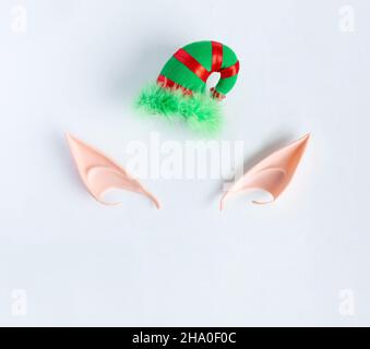 Elfen Ohren und Hut auf grauem Hintergrund. Weihnachts- und Zauberkonzept. Stockfoto