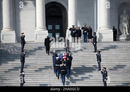 Washington, Vereinigte Staaten Von Amerika. 09th Dez 2021. Elizabeth Dole beobachtet von oben auf der Treppe, wie ein militärisches Trägerteam des gemeinsamen Diensts die Schatulle ihres Mannes, des ehemaligen Senators der Vereinigten Staaten, Bob Dole (Republikaner von Kansas), über die East Front Steps des US-Kapitols in Washington, DC, bewegt, Donnerstag, 9. Dezember 2021, Wo er im Zustand in der Rotunde liegen wird. Quelle: Rod Lampey/CNP/Sipa USA Quelle: SIPA USA/Alamy Live News Stockfoto