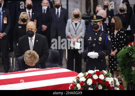 Die ehemalige US-Senatorin Elizabeth Dole (Republikanerin von North Carolina), die Witwe des ehemaligen US-Senators Bob Dole (Republikaner von Kansas), berührt Doles Schatulle während einer Kongresszeremonie, während Bob Dole in der US-Rotunde des Kapitols in Washington, USA, im Bundesstaat liegt, 9. Dezember 2021. Quelle: Jonathan Ernst/Pool via CNP /MediaPunch Stockfoto