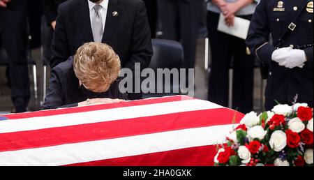 Die ehemalige US-Senatorin Elizabeth Dole (Republikanerin von North Carolina), die Witwe des ehemaligen US-Senators Bob Dole (Republikaner von Kansas), berührt Doles Schatulle während einer Kongresszeremonie, während Bob Dole in der US-Rotunde des Kapitols in Washington, USA, im Bundesstaat liegt, 9. Dezember 2021. Quelle: Jonathan Ernst/Pool via CNP /MediaPunch Stockfoto