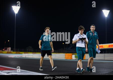 Yas Island, Vereinigte Arabische Emirate. 09th Dez 2021. VETTEL Sebastian (ger), Aston Martin F1 AMR21, Portrait Trackwalk während des Formel 1 Etihad Airways Abu Dhabi Grand Prix 2021, 22th Lauf der FIA Formel 1 Weltmeisterschaft 2021 vom 10. Bis 12. Dezember 2021 auf dem Yas Marina Circuit, auf Yas Island, Abu Dhabi - Foto: Antonin Vincent/DPPI/LiveMedia Kredit: Unabhängige Fotoagentur/Alamy Live News Stockfoto