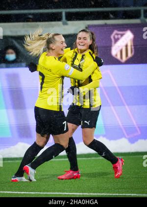 Hackens Stina Blackstenius (links) feiert ihr 1-0-Tor während des UEFA Women's Champions League-Fußballmatches der Gruppe D zwischen dem schwedischen BK Hacken und dem FC Bayern München am 09. Dezember 2021 in der Bravida Arena in Göteborg, Schweden. Foto: Adam Ihse / TT / Code 9200 ***SCHWEDEN OUT*** Stockfoto