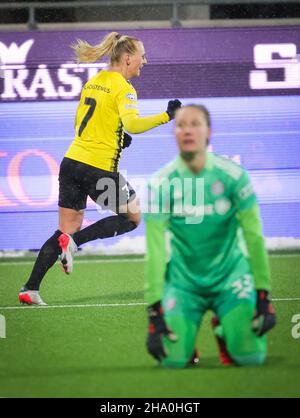 Göteborg, Schweden. 09th Dez 2021. Hackens Stina Blackstenius feiert ihr 1-0-Tor, während die FC Bayern-Münchens Torhüterin Janina Leitzig beim UEFA Women's Champions League-Fußballspiel der Gruppe D zwischen dem schwedischen BK Hacken und dem FC Bayern München am 09. Dezember 2021 in der Bravida Arena in Göteborg, Schweden, niedergeschlagen wird. Foto: Adam Ihse/TT/Code 9200 ***SWEDEN OUT*** Quelle: TT News Agency/Alamy Live News Stockfoto