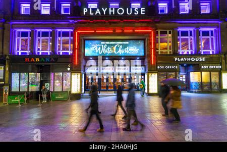 Edinburgh, Schottland, Großbritannien. 9th. Dezember 2021. Mitglieder der Öffentlichkeit sind nachts im Stadtzentrum von Edinburgh in Bars und Theatern, da die Bedrohung durch weitere Freiheitsbeschränkungen während der Weihnachtszeit aufgrund der Omicron-Variante von Covid-19 zunimmt. PIC; Mitglieder der Öffentlichkeit gehen am Playhouse Theatre vorbei, das die Produktion von White Christmas in vollen Häusern zeigt. Iain Masterton/Alamy Live News. Stockfoto