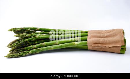 Spargel in braunem Geschenkpapier verpackt Stockfoto