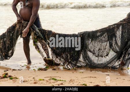 Fischer ziehen ihr Fangnetz aus dem Meer. Stockfoto