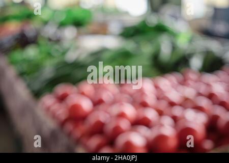Frisches Gemüse auf dem Landmarkt entkokend Stockfoto