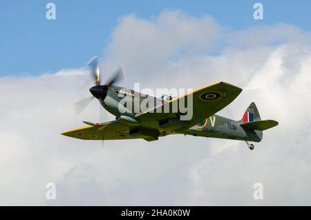 Zweiter Weltkrieg Vickers Supermarine Spitfire der RAF Battle of Britain Memorial Flug, der zum 75th-jährigen Jubiläum der Battle of Britain-Flipper aufbricht Stockfoto