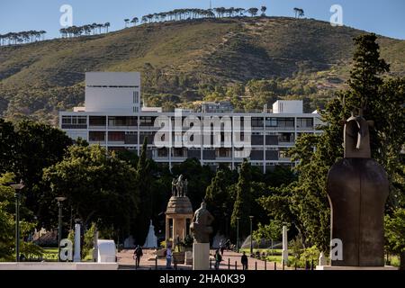 Die Company Garden von Kapstadt mit dem Hintergrund des Signal Hill, Teil der Topographie der Stadt, die sie unverwechselbar und weltweit erkennbar macht Stockfoto