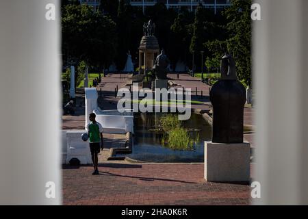 Der Company Garden von Kapstadt ist durch die Säulen der South African National Gallery und eine Reihe von Statuen aus der britischen Kolonialzeit zu sehen Stockfoto