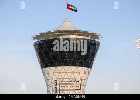 Yas Marina Circuit, Yas Island, Vereinigte Arabische Emirate. 9th Dez 2021. Control Tower 50 Jahr der fünfzigsten während der FORMEL 1 ETIHAD AIRWAYS ABU DHABI GRAND PRIX 2021 Phil Duncan Credit: Every Second Media/Alamy Live News Stockfoto