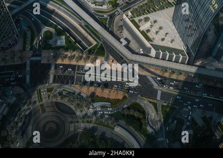 Dubai, Vereinigte Arabische Emirate. 8th. November 2021. Blick vom Burj Khalifa auf Wohn- und Geschäftshochhäuser im Stadtzentrum von Dubai. (Bild: © Omar Marques/SOPA Images via ZUMA Press Wire) Stockfoto