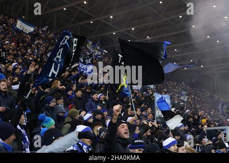 Bergamo, Italien, 9th. Dezember 2021. Atalanta-Fans kommen während des UEFA Champions League-Spiels im Bergamo-Stadion in Bergamo hinter ihr Team. Bildnachweis sollte lauten: Jonathan Moscrop / Sportimage Stockfoto