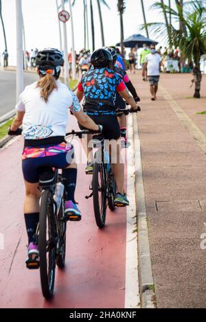 Mehrere Radfahrer auf dem Radweg Farol da Barra in Salvador, Bahia, Brasilien. Stockfoto