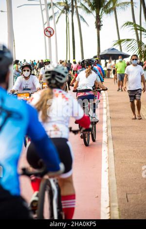 Mehrere Radfahrer auf dem Radweg Farol da Barra in Salvador, Bahia, Brasilien. Stockfoto