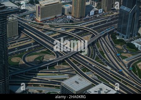 Dubai, Vereinigte Arabische Emirate. 8th. November 2021. Blick vom Burj Khalifa auf Wohn- und Geschäftshochhäuser im Stadtzentrum von Dubai. (Bild: © Omar Marques/SOPA Images via ZUMA Press Wire) Stockfoto