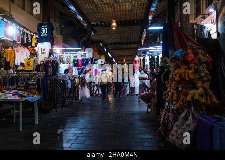 Dubai, Vereinigte Arabische Emirate. 6th. November 2021. Die Menschen laufen am Dubai Bazar in der Altstadt vorbei. (Bild: © Omar Marques/SOPA Images via ZUMA Press Wire) Stockfoto