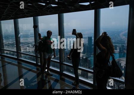 Dubai, Vereinigte Arabische Emirate. 8th. November 2021. Besucher sahen, wie sie Selfies und Fotos im Burj Khalifa im Stadtzentrum von Dubai Aufnahmen. (Bild: © Omar Marques/SOPA Images via ZUMA Press Wire) Stockfoto