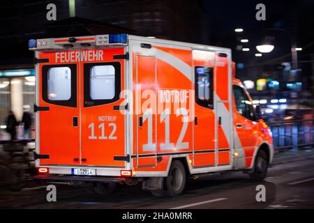 Berlin, Deutschland. 05th Dez 2021. Ein Feuerwehrwagen fährt am Hermannplatz vorbei. Quelle: Fernando Gutierrez-Juarez/dpa-Zentralbild/ZB/dpa/Alamy Live News Stockfoto