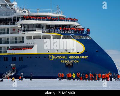 National Geographic Resolution im schnellen Eis von Duse Bay, Weddellmeer, Antarktische Halbinsel, Antarktis Stockfoto