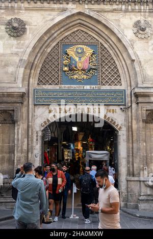 Historisches Tor zum Großen Basar mit Touristen in der Altstadt von Istanbul Stockfoto