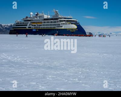 National Geographic Resolution im schnellen Eis von Duse Bay, Weddellmeer, Antarktische Halbinsel, Antarktis Stockfoto