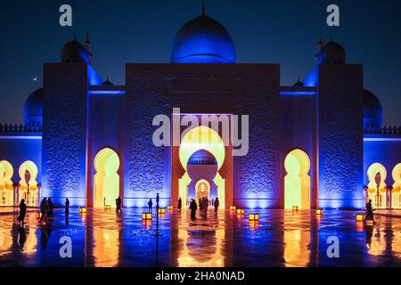 Dubai, Vereinigte Arabische Emirate. 7th. November 2021. Besucher sind an der heikh Zayed Grand Mosque zu sehen. (Bild: © Omar Marques/SOPA Images via ZUMA Press Wire) Stockfoto