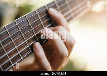 Nahaufnahme der Hände, die Gitarre spielen Stockfoto