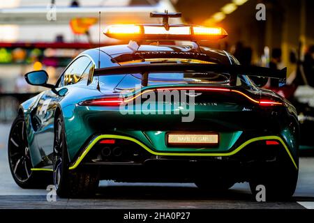 Yas Marina Circuit, Yas Island, Vereinigte Arabische Emirate. 9th Dez 2021. Safety Car Aston Martin während der FORMEL 1 ETIHAD AIRWAYS ABU DHABI GRAND PRIX 2021 Phil Duncan Credit: Every Second Media/Alamy Live News Stockfoto