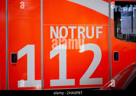 Berlin, Deutschland. 05th Dez 2021. Ein Feuerwehrwagen fährt am Hermannplatz vorbei. Quelle: Fernando Gutierrez-Juarez/dpa-Zentralbild/ZB/dpa/Alamy Live News Stockfoto