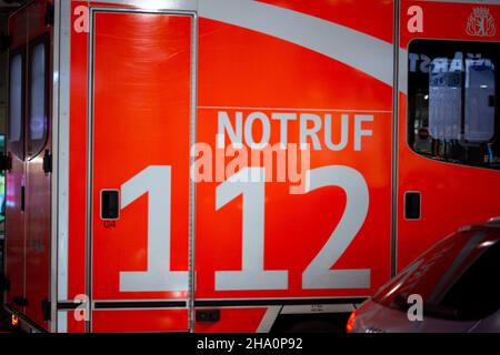 Berlin, Deutschland. 05th Dez 2021. Ein Feuerwehrwagen fährt am Hermannplatz vorbei. Quelle: Fernando Gutierrez-Juarez/dpa-Zentralbild/ZB/dpa/Alamy Live News Stockfoto